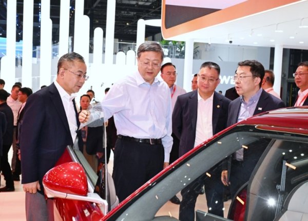 胜亿优配 更好发挥汽车产业在扩投资促消费方面的带动作用！陈吉宁调研上海车展
