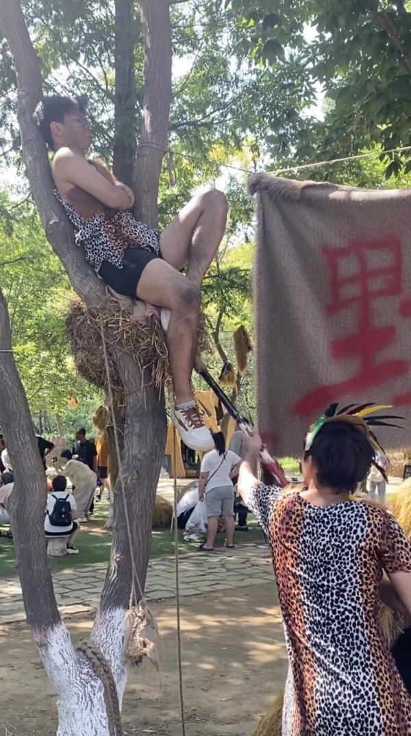 融期策略 秦皇岛一景区300元一天招大学生兼职“野人”，景区：有2000多人报名，筛选后确定10人